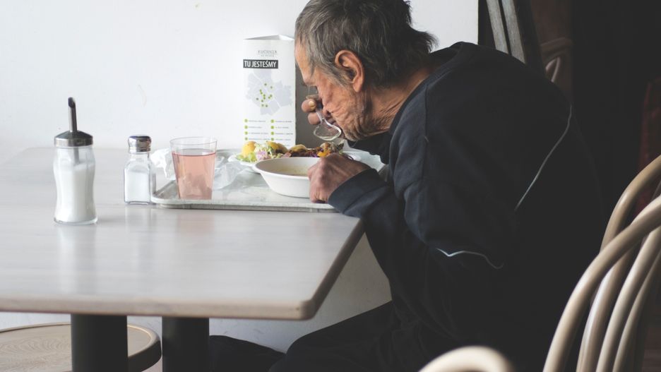 Już wkrótce bezdomni będą odwiedzać "Kuchnię za ścianą" także w tygodniu 
