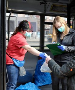 Koronawirus w Warszawie. Posiłki dla bezdomnych rozwozi autobus