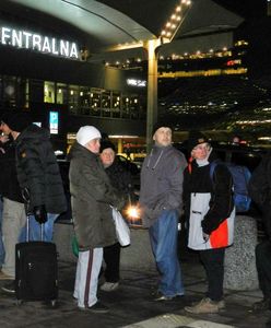 Ludzie spędzili noc w pociągach. Wielkie opóźnienia PKP