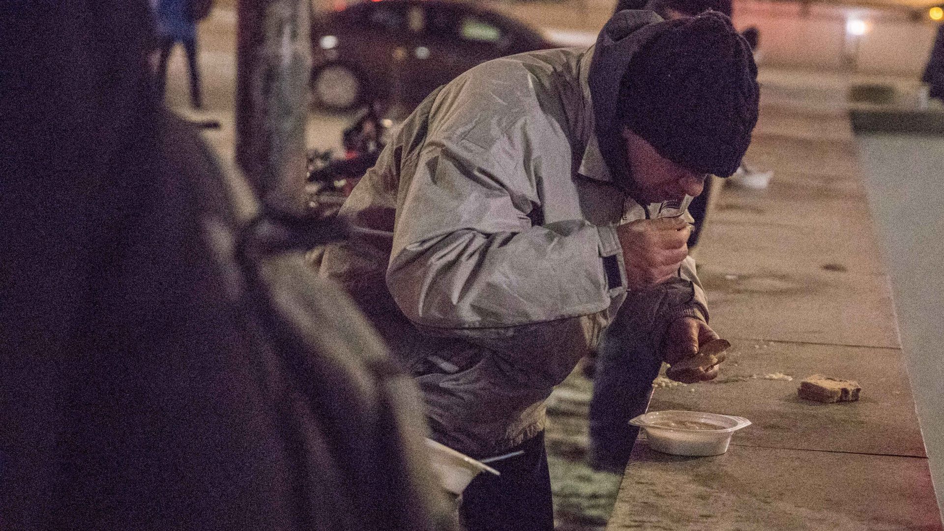 Przewodnik dla osób bezdomnych prowadzi tam, gdzie można zjeść, umyć się, ubrać i spać 
