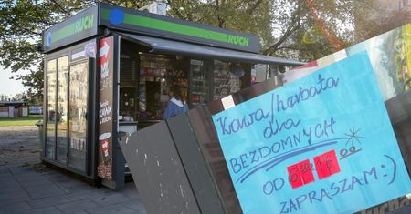 Właścicielka kiosku w Szczecinie pomaga bezdomnym. Rozdaje im kawę i herbatę