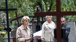 Wicepremier Izabela Jaruga-Nowacka na cmentarzu Batowickim w Krakowie