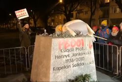 Protest przed cokołem pomnika Jankowskiego. Położono na nim "symbol wiernych"