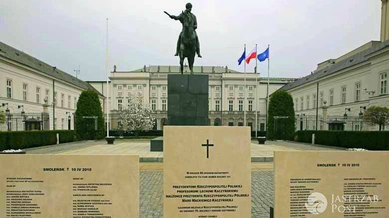 Pomnik ofiar katastrofy smoleńskiej na Krakowskim Przedmieściu?