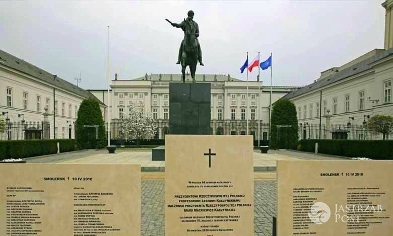 Pomnik ofiar katastrofy smoleńskiej na Krakowskim Przedmieściu?