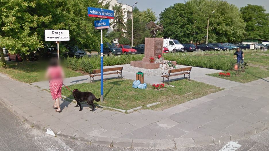 Zdaniem bemowskich radnych z PiS przy pomniku nie ma już miejsca na dodatkową drogę dla rowerów