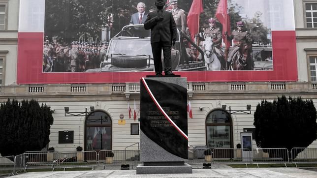 Pomnik Lecha Kaczyńskiego na placu Piłsudskiego