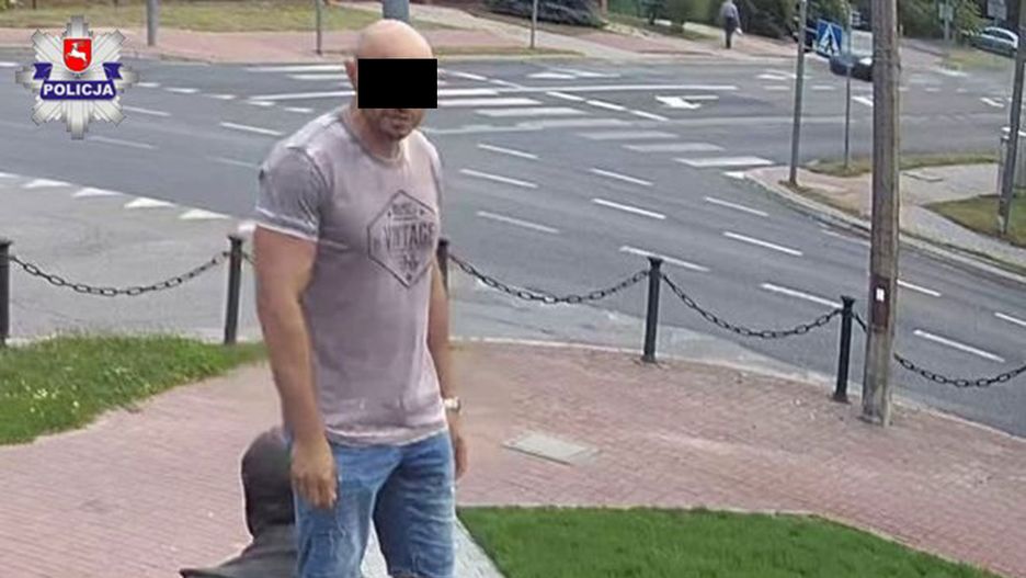 Posąg Lecha Kaczyńskiego jest głównym elementem pomnika, który w Kraśniku upamiętnia ofiary katastrofy smoleńskiej