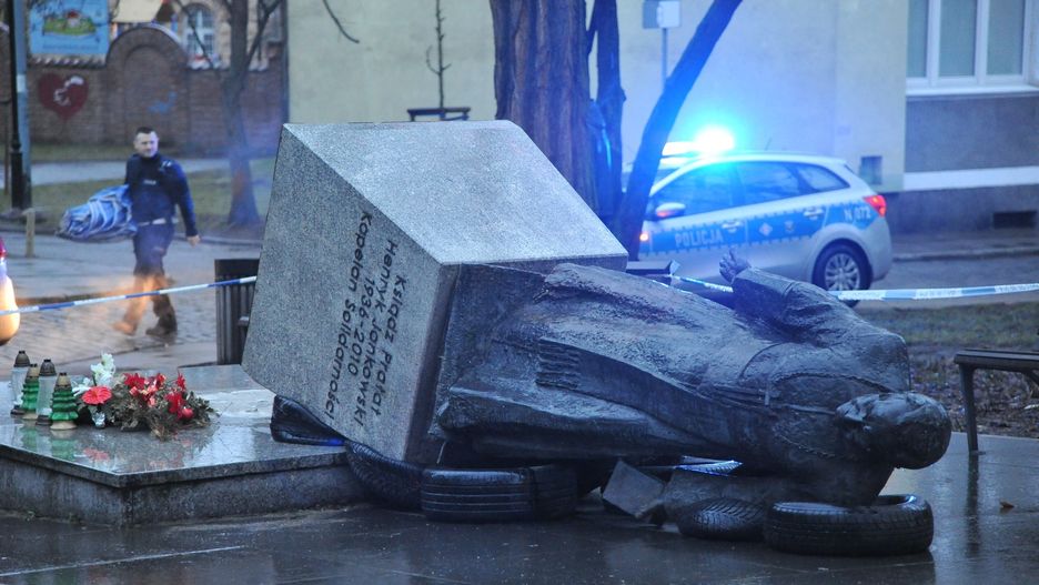 Pomnik księdza Henryka Jankowskiego został rano zasłonięty przez służby