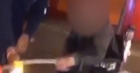 Niepełnosprawny bezdomny ofiarą okrutnego żartu. Odpalili mu w rękach petardę