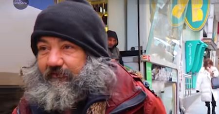 Film jest hitem sieci. Niezwykła przemiana bezdomnego
