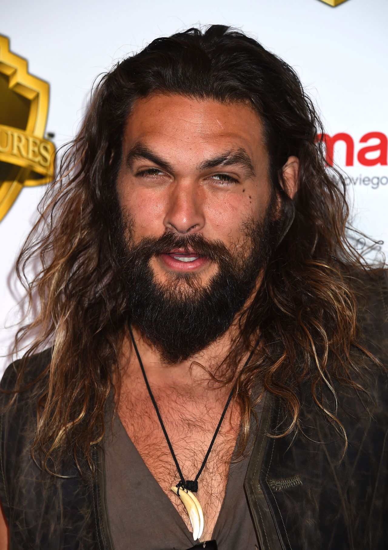 Sesja ślubna z gwiazdą. Jason Momoa "ulepszył" zdjęcia pary młodej