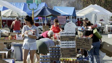 Poszkodowani przez Katrinę w prowizorycznym punkcie żywieniowym w Mississippi