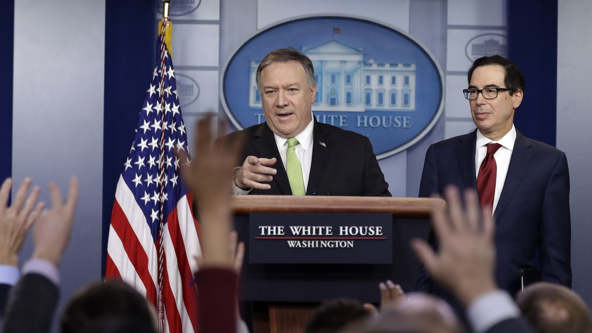 Sekretarz stanu USA Mike Pompeo oraz minister skarbu Steven Mnuchin.