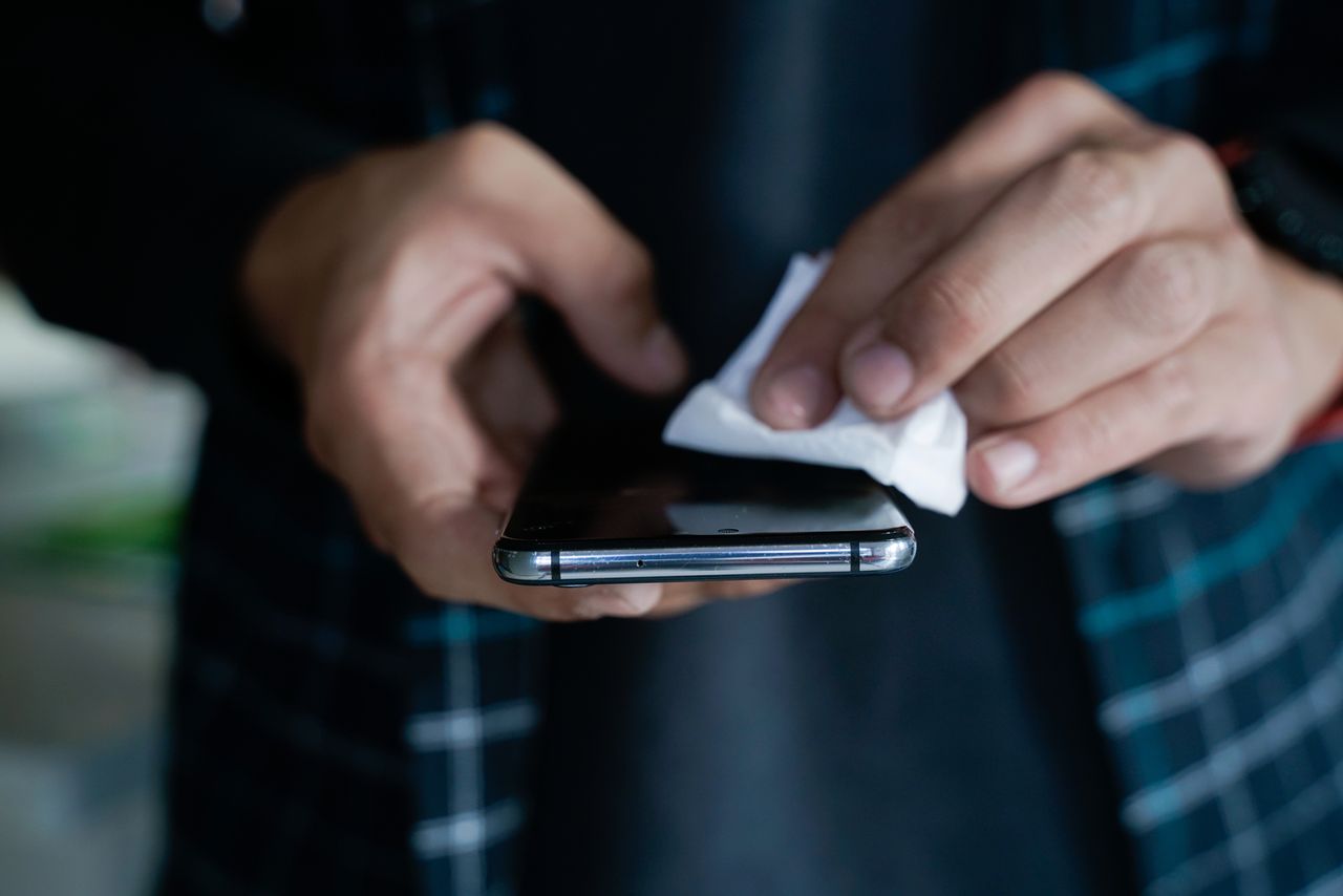 czym czyścić telefon, fot. getty images