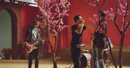 Pokemony, zwierzęce tusze, policyjny pościg i Mick Jagger. Bogactwo klipów Maroon 5
