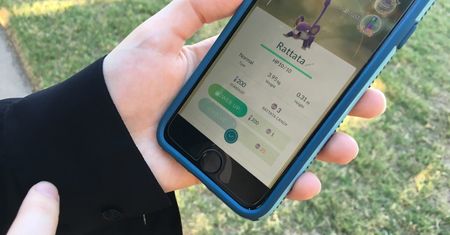 Chcieli sobie pomóc w Pokemonach. Padli ofiarą ataku