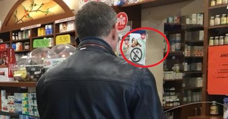 Wyciągnął telefon w aptece. Przed nim wisiała kartka