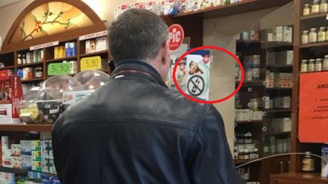 Zakaz rozmowy i rozmawiający przez telefon mężczyzna 