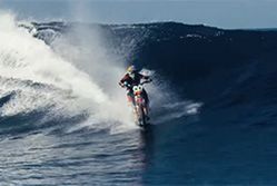 Robbie Maddison surfuje na motocyklu