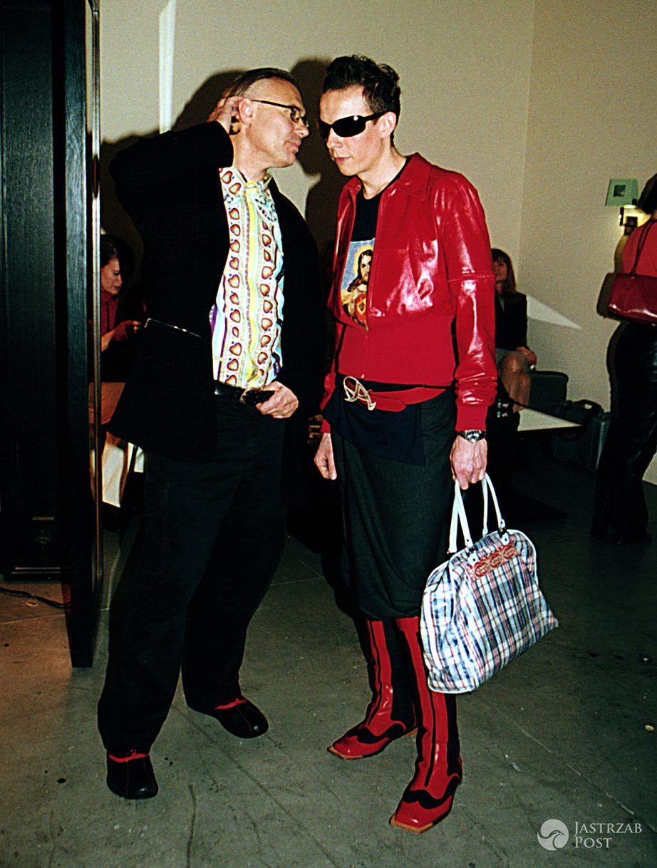 Arkadius (z zaprojektowaną przez siebie "bazarową" torbą) i Kamil Sipowicz, 2001 rok (fot. AKPA)