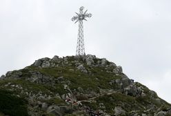 Krzyż z Giewontu miał stanąć na Stadionie Narodowym. Kościelna fundacja odkrywa tajemnicę