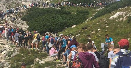 Kolejki na Giewont. Internauci wyśmiewają stojących