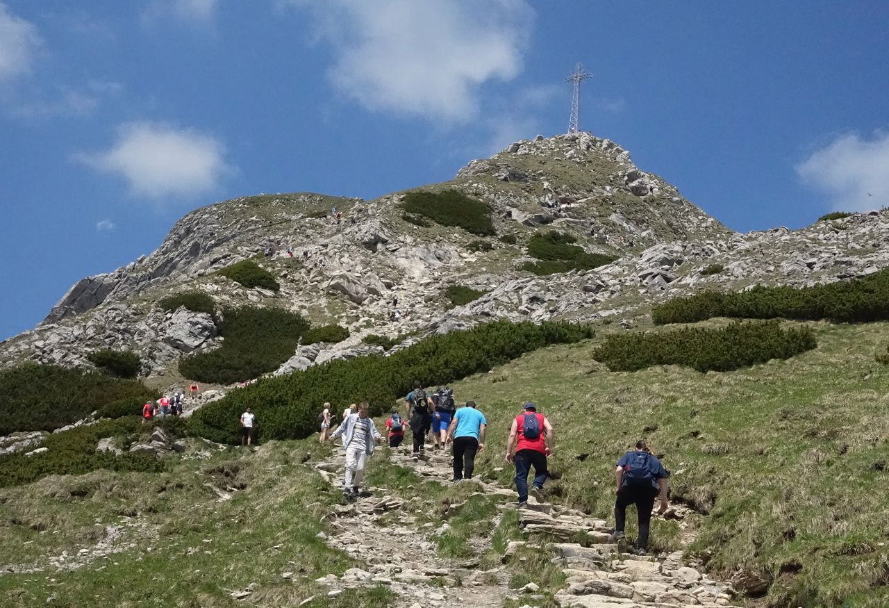 Tatry. Turyści lekceważą zakaz i wchodzą na Giewont. Leśnicy szacują straty