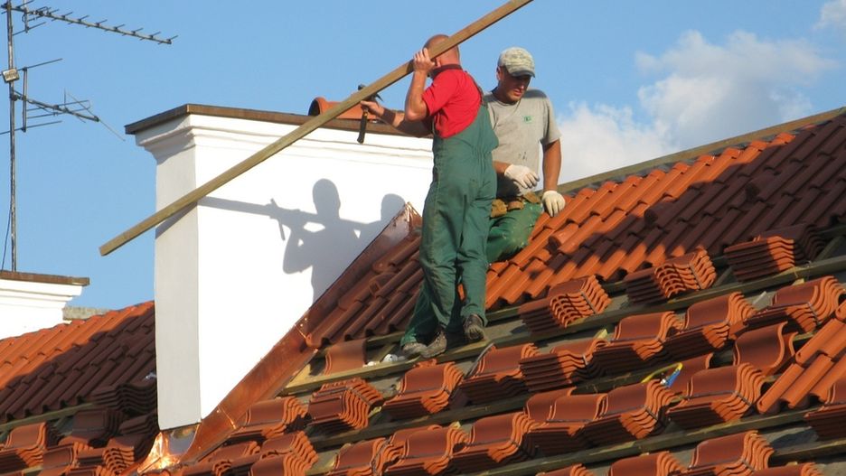Oszuści działają bardzo sprytnie: obiecują, że zrobią remont za grosze, a później wielokrotnie windują cenę.