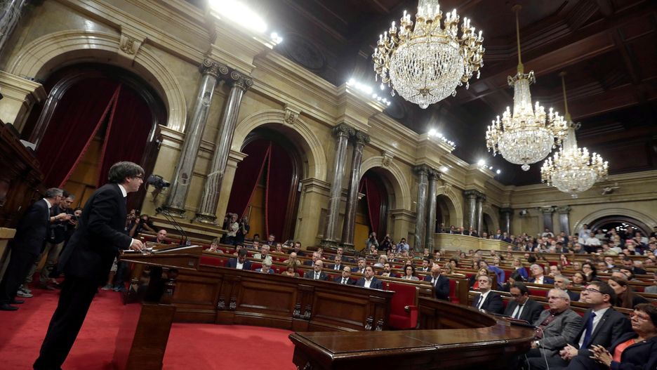 Premier rządu Katalonii przemawia w parlamencie w Barcelonie