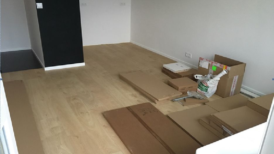 Pudła i elementy konstrukcyjne mebli kuchennych leżą w całym mieszkaniu. I tak od miesiąca