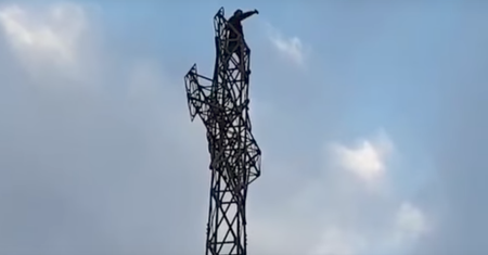 Turysta robił selfie na krzyżu na Giewoncie. Teraz szuka go straż, by wlepić mandat. Niemały