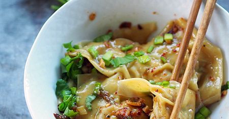 Chiński przysmak. Pierożki wonton w sosie chili