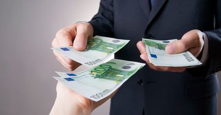 Jak wysłać pieniądze babci, która nie ma konta?