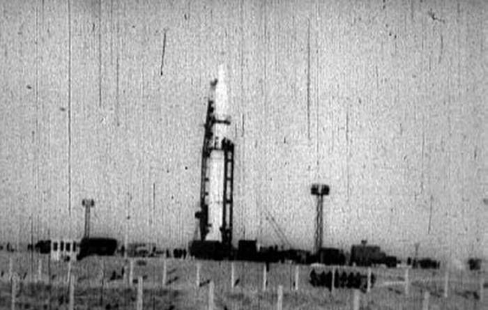Rakieta R-16 na stanowisku startowym 