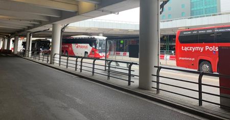 Lot sprowadza Polaków do kraju. Autobusy Polonus będą ich rozwozić z lotniska