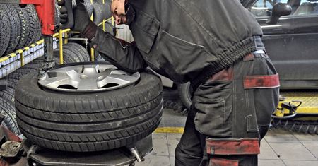 Lany bieżnik, chińskie opony. Tak oszczędza się na zimówkach