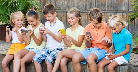 Nie dawaj dziecku telefonu do zabawy. Będzie miało problemy z mówieniem