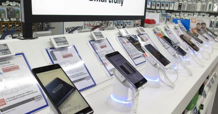 Sprzedaż smartfonów w Polsce wyhamowała. To pierwszy taki przypadek