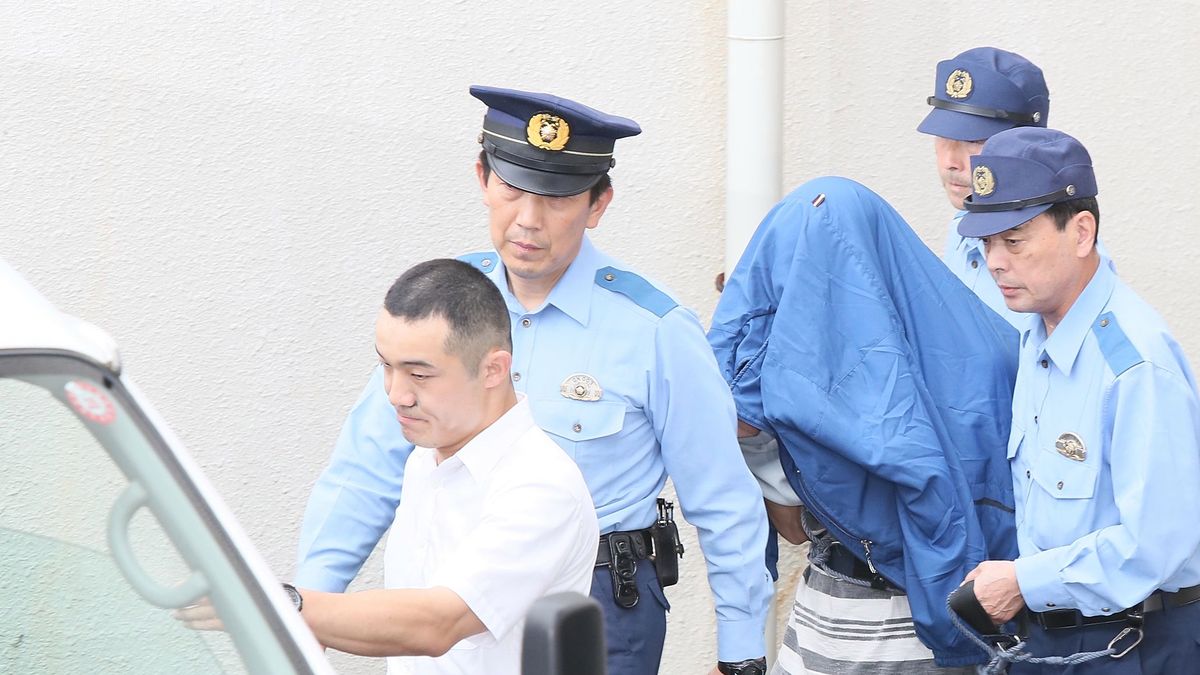Japonia, Tokio. Satoshi Uematsu prowadzony przez policję.
