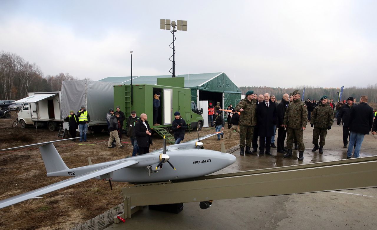 Macierewicz chce żeby tymi dronami walczyli żołnierze obrony terytorialnej