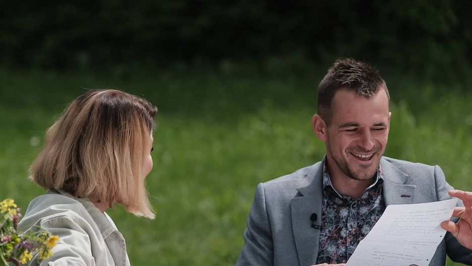 Adrian z "Rolnik szuka żony" próbuje znaleźć miłość też poza programem
