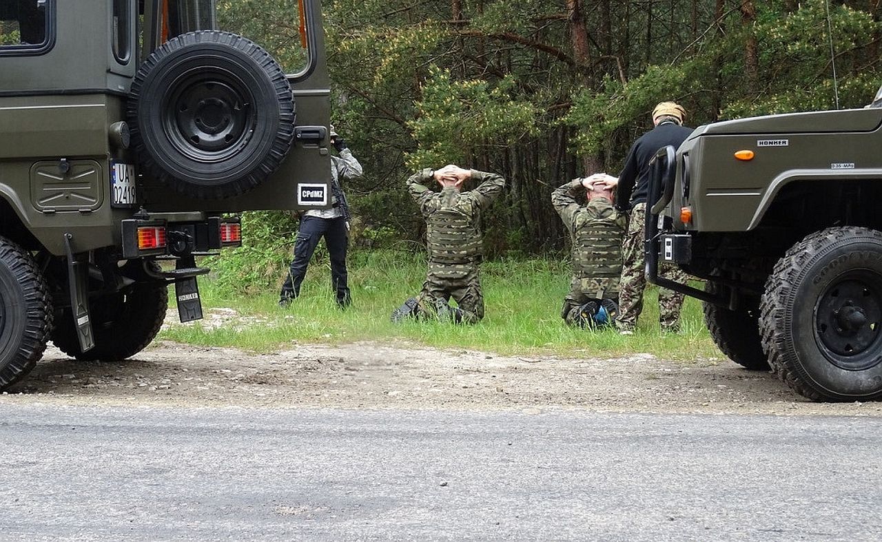 Strzały, porwania i tortury. A ich chroni tylko kolor hełmu