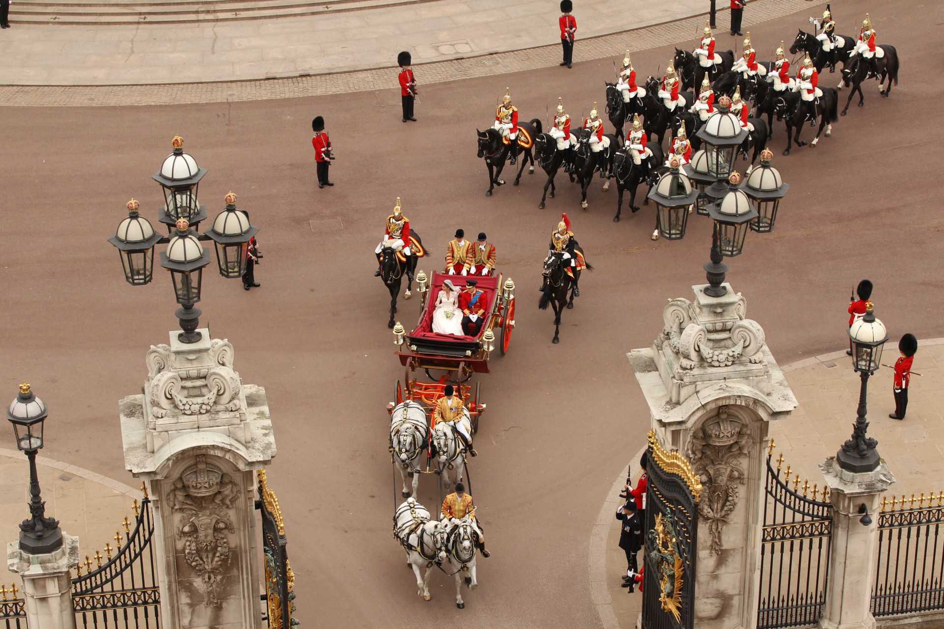 Księżna Kate i książę William w drodze do kościoła
