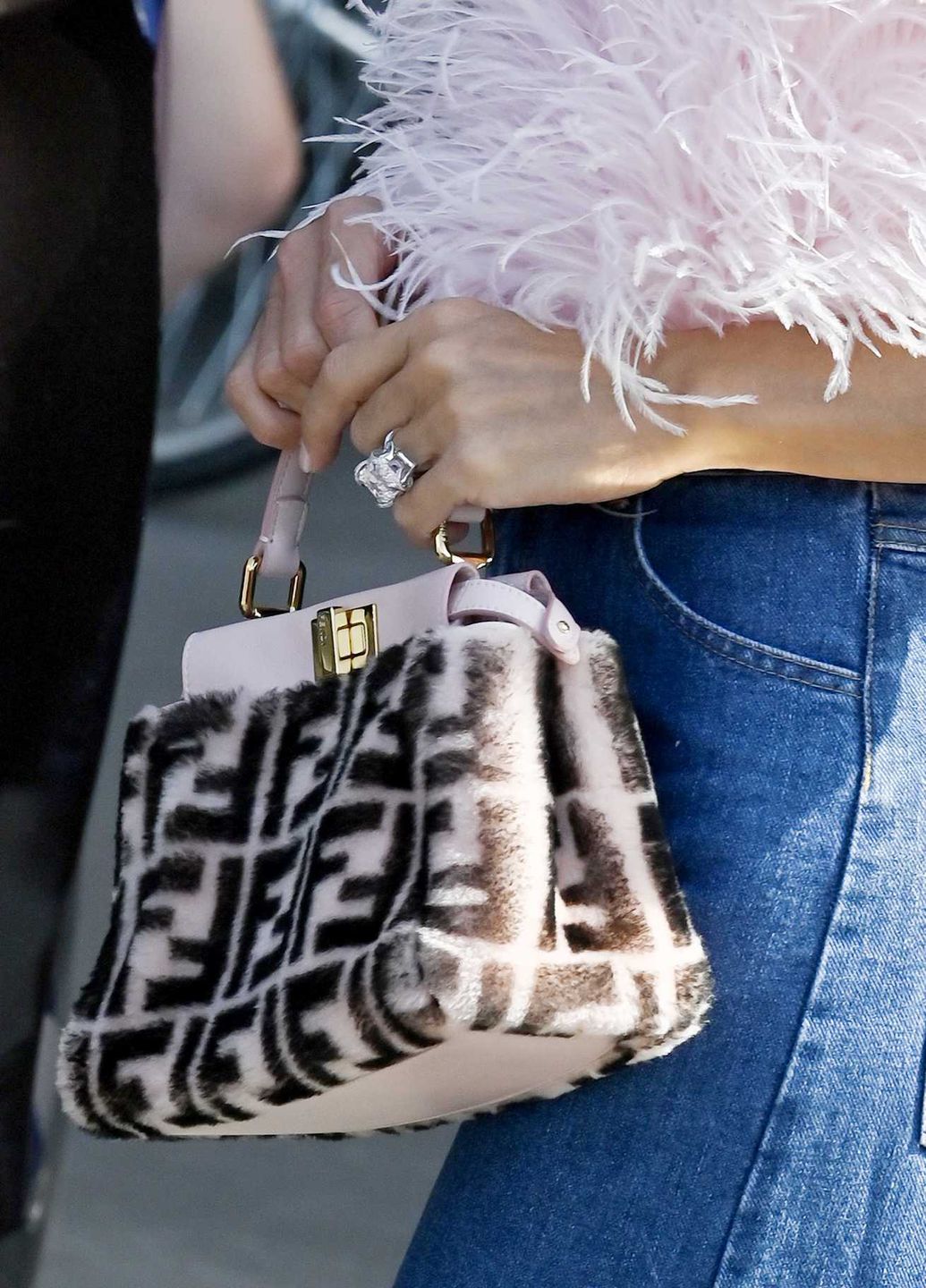 Semi-Exclusif - Céline Dion ŕ la sortie de l'hôtel Crillon ŕ Paris. Le 28 juin 2019 Semi-Exclusive - Céline Dion seen leaving the Crillon's Hotel in Paris. On june 28th 2019