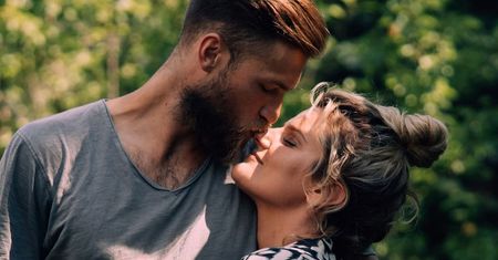 Zosia Zborowska świętuje 33. urodziny męża uroczym kadrem. Nie szczędzą sobie namiętności. „Miłość wokół nas”