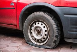 Poprzebijał opony w autach działaczy PiS. Kuriozalne tłumaczenie