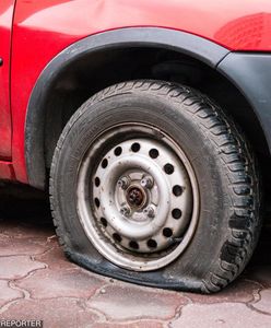 Poprzebijał opony w autach działaczy PiS. Kuriozalne tłumaczenie