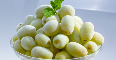 Mrożone winogrona - przepis na letnią, zdrową przekąskę. O czym pamiętać?