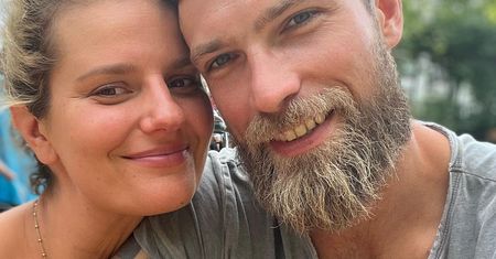 Zofia Zborowska i Andrzej Wrona na randce. Gorąca fotka trafiła do sieci. Aktorka wskoczyła w różową ultramini
